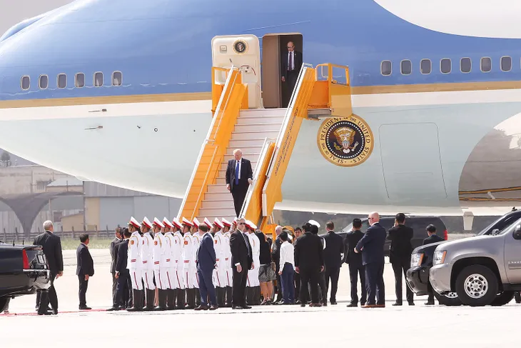 Những hình ảnh đầu tiên của Tổng thống Mỹ Donald Trump tại Việt Nam - Ảnh 8. Những hình ảnh đầu tiên của Tổng thống Mỹ Donald Trump tại Việt Nam - Ảnh 8.