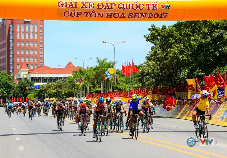 Giải xe đạp quốc tế VTV Cúp Tôn Hoa Sen 2017: Lê Văn Duẩn giành chiến thắng chặng 5 - Ảnh 2. Giải xe đạp quốc tế VTV Cúp Tôn Hoa Sen 2017: Lê Văn Duẩn giành chiến thắng chặng 5 - Ảnh 2.
