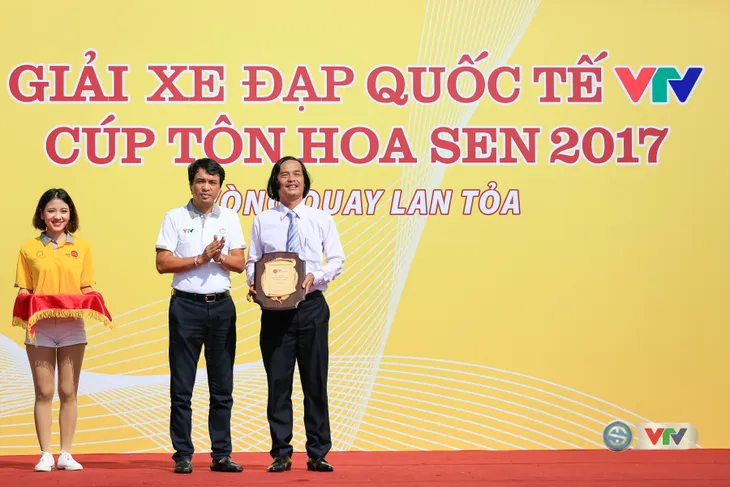 ẢNH: Những khoảnh khắc ấn tượng chặng 10 Giải xe đạp quốc tế VTV Cúp Tôn Hoa Sen 2017 - Ảnh 1. ẢNH: Những khoảnh khắc ấn tượng chặng 10 Giải xe đạp quốc tế VTV Cúp Tôn Hoa Sen 2017 - Ảnh 1.