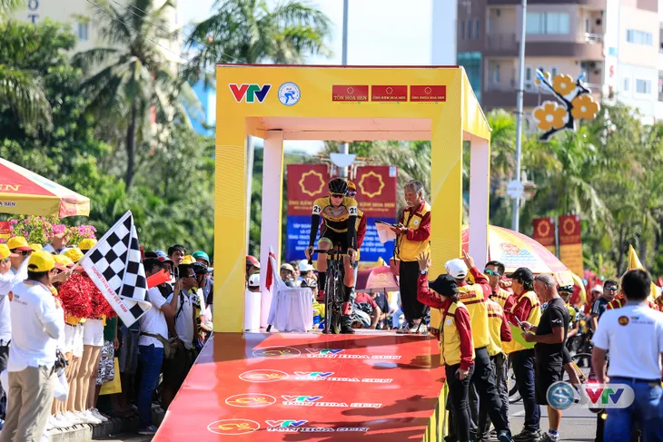 ẢNH: Những khoảnh khắc ấn tượng chặng 10 Giải xe đạp quốc tế VTV Cúp Tôn Hoa Sen 2017 - Ảnh 6. ẢNH: Những khoảnh khắc ấn tượng chặng 10 Giải xe đạp quốc tế VTV Cúp Tôn Hoa Sen 2017 - Ảnh 6.