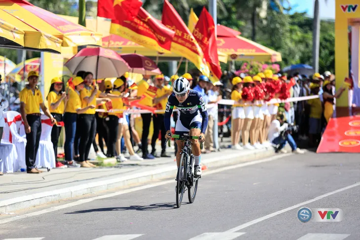 ẢNH: Những khoảnh khắc ấn tượng chặng 10 Giải xe đạp quốc tế VTV Cúp Tôn Hoa Sen 2017 - Ảnh 8. ẢNH: Những khoảnh khắc ấn tượng chặng 10 Giải xe đạp quốc tế VTV Cúp Tôn Hoa Sen 2017 - Ảnh 8.