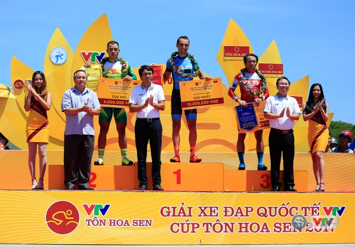 ẢNH: Những khoảnh khắc ấn tượng chặng 10 Giải xe đạp quốc tế VTV Cúp Tôn Hoa Sen 2017 - Ảnh 17. ẢNH: Những khoảnh khắc ấn tượng chặng 10 Giải xe đạp quốc tế VTV Cúp Tôn Hoa Sen 2017 - Ảnh 17.