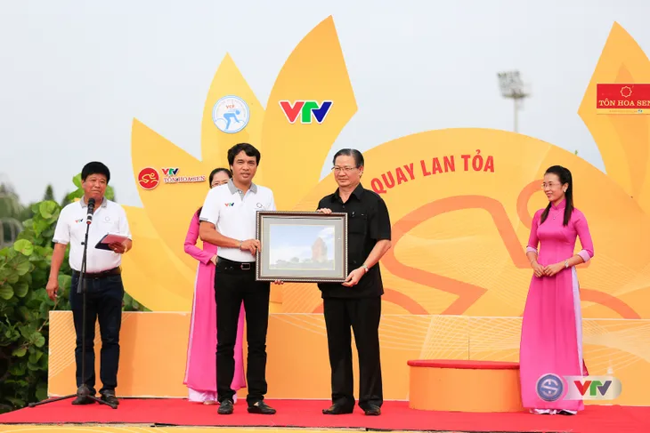 ẢNH: Những khoảnh khắc ấn tượng chặng 11 Giải xe đạp quốc tế VTV Cúp Tôn Hoa Sen 2017 - Ảnh 2. ẢNH: Những khoảnh khắc ấn tượng chặng 11 Giải xe đạp quốc tế VTV Cúp Tôn Hoa Sen 2017 - Ảnh 2.