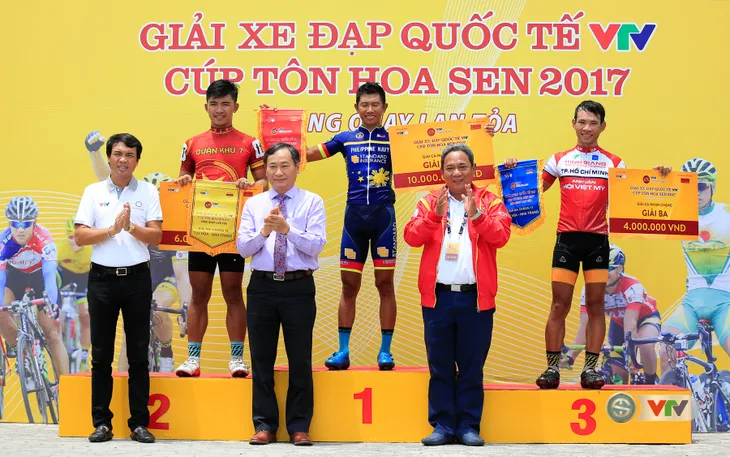ẢNH: Những khoảnh khắc ấn tượng chặng 11 Giải xe đạp quốc tế VTV Cúp Tôn Hoa Sen 2017 - Ảnh 17. ẢNH: Những khoảnh khắc ấn tượng chặng 11 Giải xe đạp quốc tế VTV Cúp Tôn Hoa Sen 2017 - Ảnh 17.