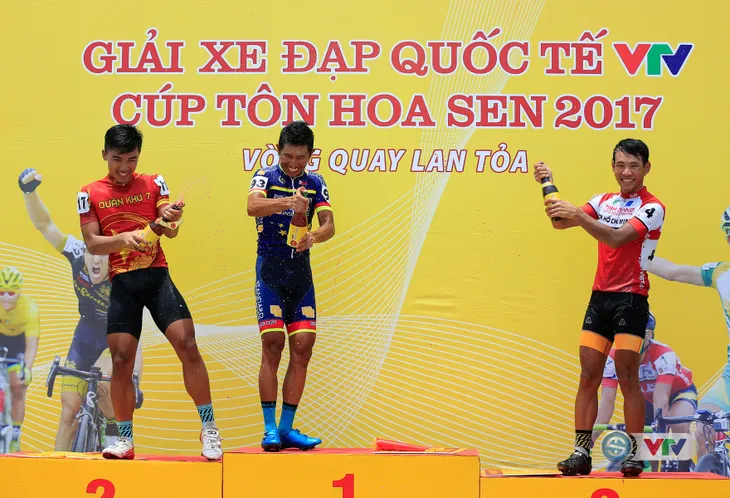ẢNH: Những khoảnh khắc ấn tượng chặng 11 Giải xe đạp quốc tế VTV Cúp Tôn Hoa Sen 2017 - Ảnh 18. ẢNH: Những khoảnh khắc ấn tượng chặng 11 Giải xe đạp quốc tế VTV Cúp Tôn Hoa Sen 2017 - Ảnh 18.