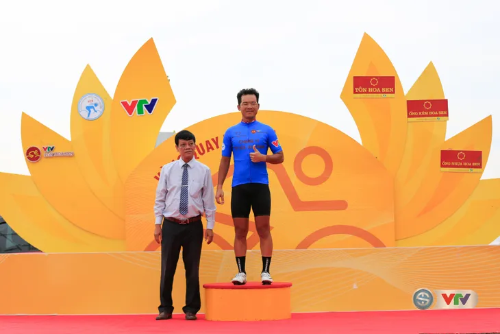 ẢNH: Những khoảnh khắc ấn tượng chặng 12 Giải xe đạp quốc tế VTV Cúp Tôn Hoa Sen 2017 - Ảnh 4. ẢNH: Những khoảnh khắc ấn tượng chặng 12 Giải xe đạp quốc tế VTV Cúp Tôn Hoa Sen 2017 - Ảnh 4.