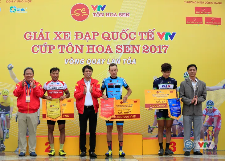 ẢNH: Những khoảnh khắc ấn tượng chặng 12 Giải xe đạp quốc tế VTV Cúp Tôn Hoa Sen 2017 - Ảnh 24. ẢNH: Những khoảnh khắc ấn tượng chặng 12 Giải xe đạp quốc tế VTV Cúp Tôn Hoa Sen 2017 - Ảnh 24.