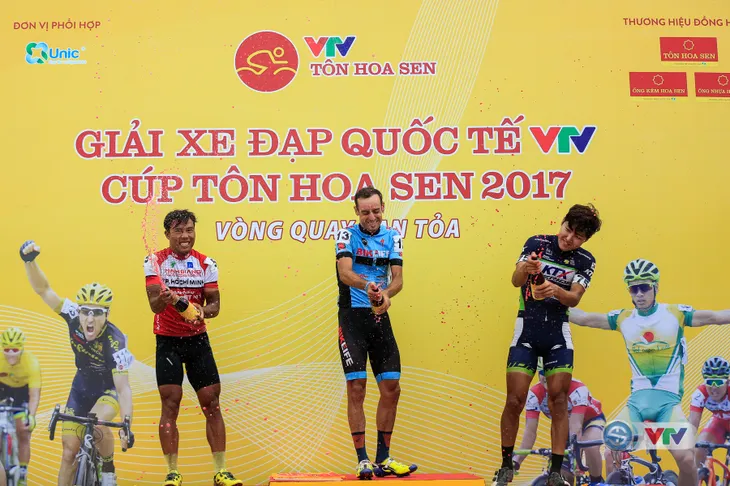 ẢNH: Những khoảnh khắc ấn tượng chặng 12 Giải xe đạp quốc tế VTV Cúp Tôn Hoa Sen 2017 - Ảnh 25. ẢNH: Những khoảnh khắc ấn tượng chặng 12 Giải xe đạp quốc tế VTV Cúp Tôn Hoa Sen 2017 - Ảnh 25.