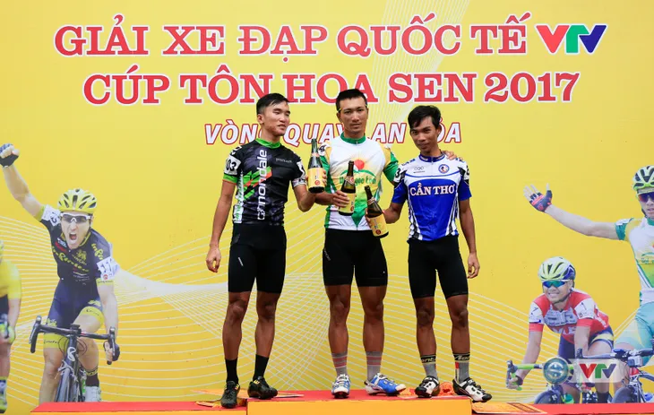 ẢNH: Những khoảnh khắc ấn tượng chặng 13 Giải xe đạp quốc tế VTV Cúp Tôn Hoa Sen 2017 - Ảnh 17. ẢNH: Những khoảnh khắc ấn tượng chặng 13 Giải xe đạp quốc tế VTV Cúp Tôn Hoa Sen 2017 - Ảnh 17.