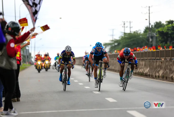 Giải xe đạp quốc tế VTV Cúp Tôn Hoa Sen 2017: Huỳnh Thanh Tùng thắng chặng 14, Jiung Jang giành áo vàng chung cuộc - Ảnh 1. Giải xe đạp quốc tế VTV Cúp Tôn Hoa Sen 2017: Huỳnh Thanh Tùng thắng chặng 14, Jiung Jang giành áo vàng chung cuộc - Ảnh 1.
