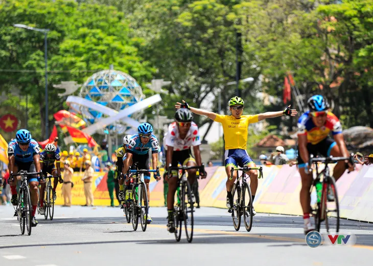 Giải xe đạp quốc tế VTV Cúp Tôn Hoa Sen 2017: Huỳnh Thanh Tùng thắng chặng 14, Jiung Jang giành áo vàng chung cuộc - Ảnh 3. Giải xe đạp quốc tế VTV Cúp Tôn Hoa Sen 2017: Huỳnh Thanh Tùng thắng chặng 14, Jiung Jang giành áo vàng chung cuộc - Ảnh 3.