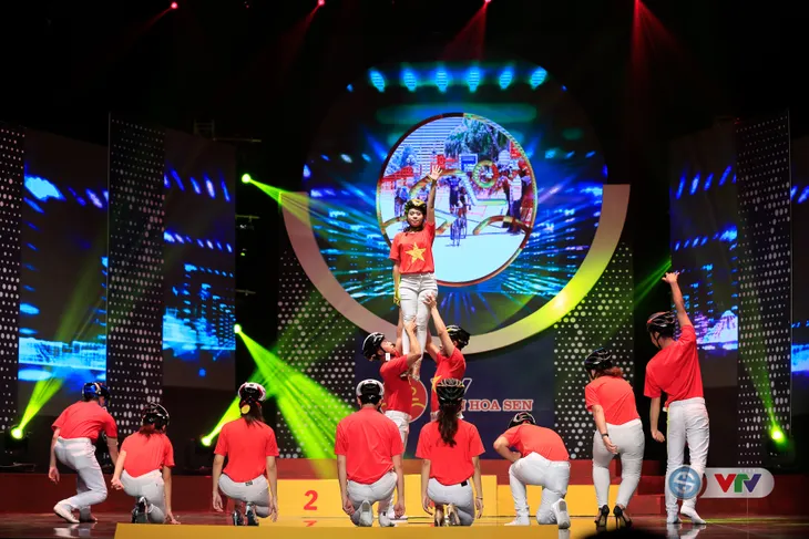 ẢNH: Những khoảnh khắc ấn tượng trong Gala giải xe đạp quốc tế VTV Cúp Tôn Hoa Sen 2017 - Ảnh 1. ẢNH: Những khoảnh khắc ấn tượng trong Gala giải xe đạp quốc tế VTV Cúp Tôn Hoa Sen 2017 - Ảnh 1.