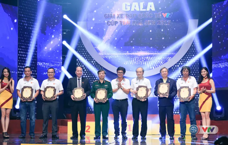 ẢNH: Những khoảnh khắc ấn tượng trong Gala giải xe đạp quốc tế VTV Cúp Tôn Hoa Sen 2017 - Ảnh 5. ẢNH: Những khoảnh khắc ấn tượng trong Gala giải xe đạp quốc tế VTV Cúp Tôn Hoa Sen 2017 - Ảnh 5.