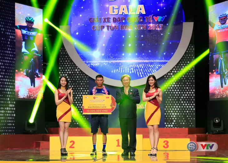 ẢNH: Những khoảnh khắc ấn tượng trong Gala giải xe đạp quốc tế VTV Cúp Tôn Hoa Sen 2017 - Ảnh 6. ẢNH: Những khoảnh khắc ấn tượng trong Gala giải xe đạp quốc tế VTV Cúp Tôn Hoa Sen 2017 - Ảnh 6.