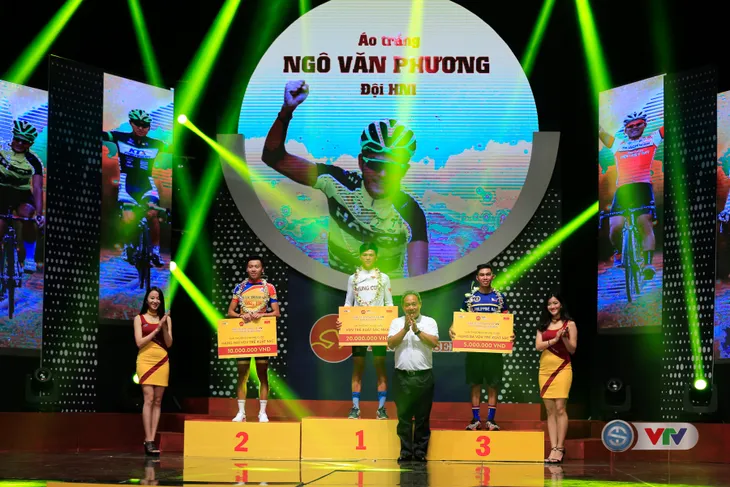 ẢNH: Những khoảnh khắc ấn tượng trong Gala giải xe đạp quốc tế VTV Cúp Tôn Hoa Sen 2017 - Ảnh 8. ẢNH: Những khoảnh khắc ấn tượng trong Gala giải xe đạp quốc tế VTV Cúp Tôn Hoa Sen 2017 - Ảnh 8.
