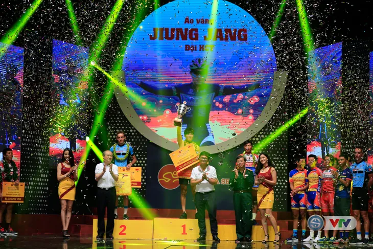 ẢNH: Những khoảnh khắc ấn tượng trong Gala giải xe đạp quốc tế VTV Cúp Tôn Hoa Sen 2017 - Ảnh 12. ẢNH: Những khoảnh khắc ấn tượng trong Gala giải xe đạp quốc tế VTV Cúp Tôn Hoa Sen 2017 - Ảnh 12.