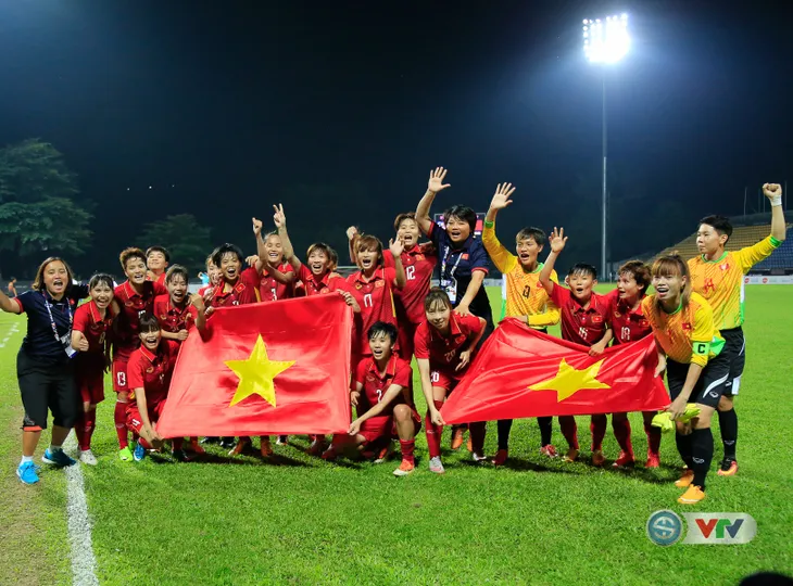 ẢNH: ĐT nữ Việt Nam rạng ngời hạnh phúc với tấm HCV SEA Games 29 - Ảnh 6. ẢNH: ĐT nữ Việt Nam rạng ngời hạnh phúc với tấm HCV SEA Games 29 - Ảnh 6.