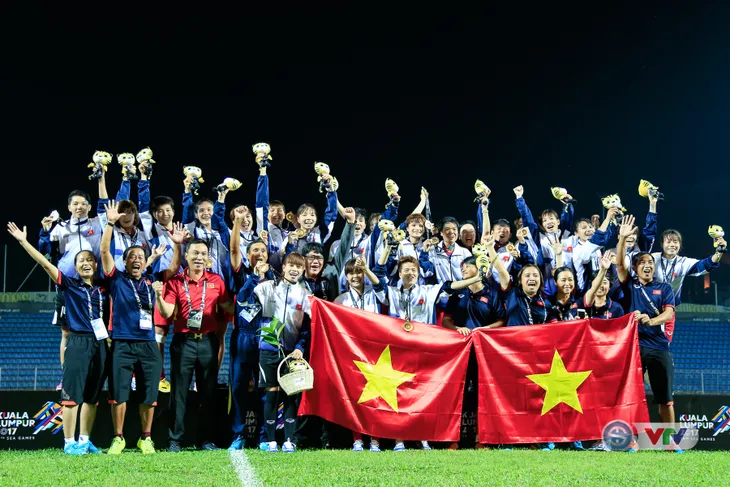ẢNH: ĐT nữ Việt Nam rạng ngời hạnh phúc với tấm HCV SEA Games 29 - Ảnh 7. ẢNH: ĐT nữ Việt Nam rạng ngời hạnh phúc với tấm HCV SEA Games 29 - Ảnh 7.