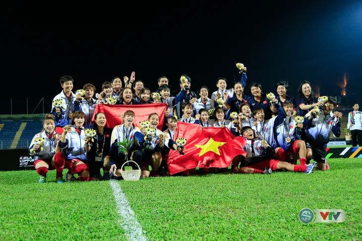 ẢNH: ĐT nữ Việt Nam rạng ngời hạnh phúc với tấm HCV SEA Games 29 - Ảnh 8. ẢNH: ĐT nữ Việt Nam rạng ngời hạnh phúc với tấm HCV SEA Games 29 - Ảnh 8.