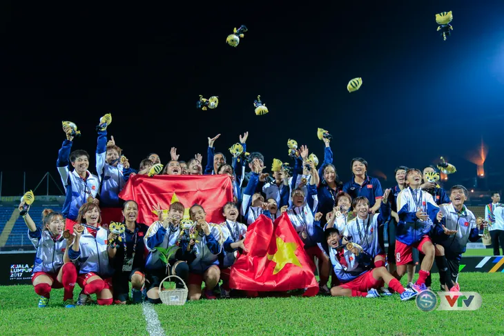 ẢNH: ĐT nữ Việt Nam rạng ngời hạnh phúc với tấm HCV SEA Games 29 - Ảnh 9. ẢNH: ĐT nữ Việt Nam rạng ngời hạnh phúc với tấm HCV SEA Games 29 - Ảnh 9.