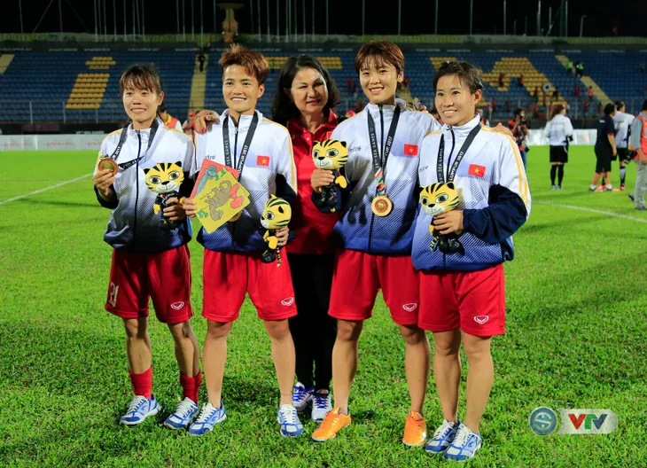 ẢNH: ĐT nữ Việt Nam rạng ngời hạnh phúc với tấm HCV SEA Games 29 - Ảnh 13. ẢNH: ĐT nữ Việt Nam rạng ngời hạnh phúc với tấm HCV SEA Games 29 - Ảnh 13.