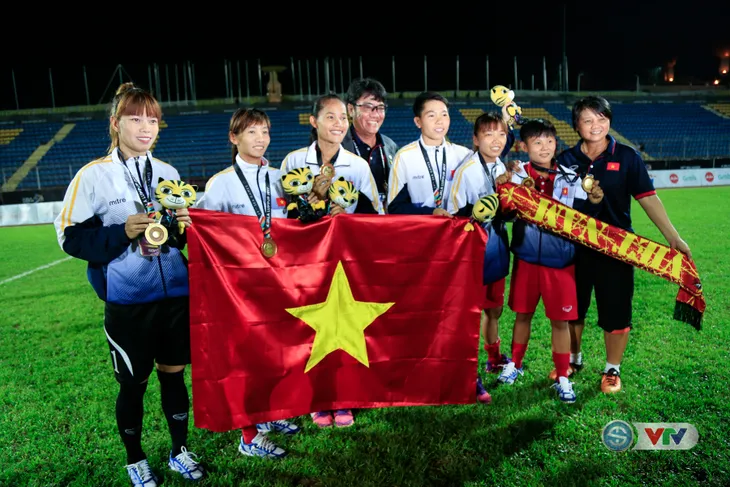 ẢNH: ĐT nữ Việt Nam rạng ngời hạnh phúc với tấm HCV SEA Games 29 - Ảnh 14. ẢNH: ĐT nữ Việt Nam rạng ngời hạnh phúc với tấm HCV SEA Games 29 - Ảnh 14.