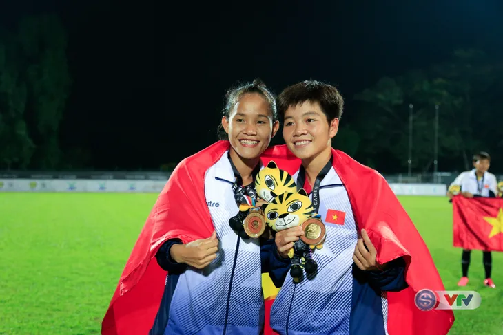 ẢNH: ĐT nữ Việt Nam rạng ngời hạnh phúc với tấm HCV SEA Games 29 - Ảnh 12. ẢNH: ĐT nữ Việt Nam rạng ngời hạnh phúc với tấm HCV SEA Games 29 - Ảnh 12.
