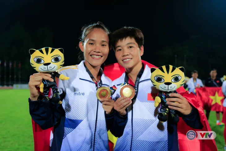 ẢNH: ĐT nữ Việt Nam rạng ngời hạnh phúc với tấm HCV SEA Games 29 - Ảnh 11. ẢNH: ĐT nữ Việt Nam rạng ngời hạnh phúc với tấm HCV SEA Games 29 - Ảnh 11.