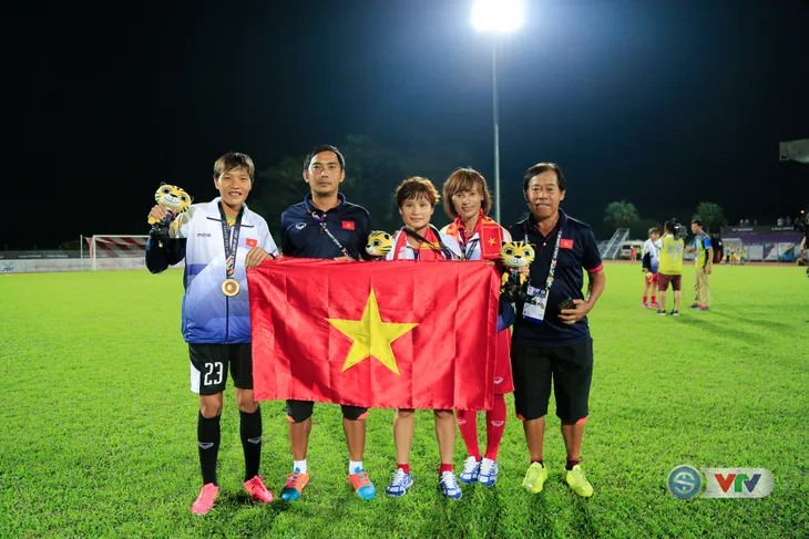 ẢNH: ĐT nữ Việt Nam rạng ngời hạnh phúc với tấm HCV SEA Games 29 - Ảnh 10. ẢNH: ĐT nữ Việt Nam rạng ngời hạnh phúc với tấm HCV SEA Games 29 - Ảnh 10.