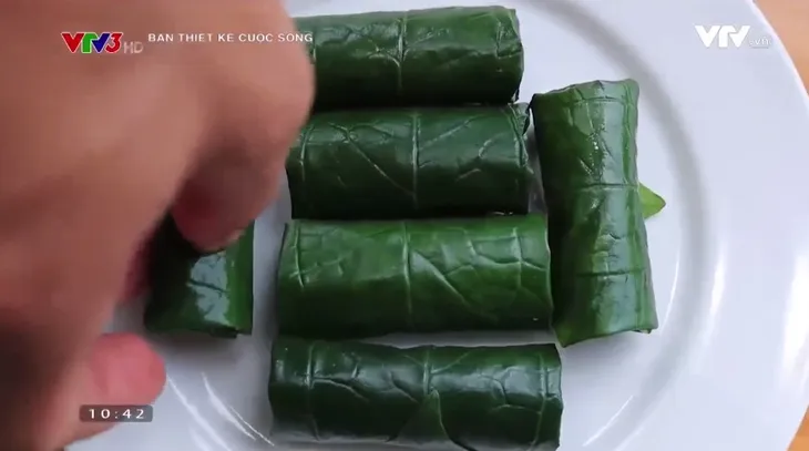 Vua đầu bếp Ngô Thanh Hòa trổ tài làm món bò cuốn lá lốt ngon miễn chê - Ảnh 2. Vua đầu bếp Ngô Thanh Hòa trổ tài làm món bò cuốn lá lốt ngon miễn chê - Ảnh 2.