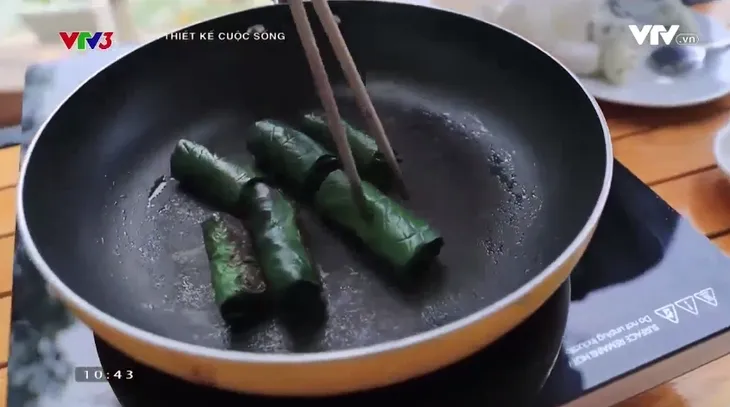 Vua đầu bếp Ngô Thanh Hòa trổ tài làm món bò cuốn lá lốt ngon miễn chê - Ảnh 3. Vua đầu bếp Ngô Thanh Hòa trổ tài làm món bò cuốn lá lốt ngon miễn chê - Ảnh 3.