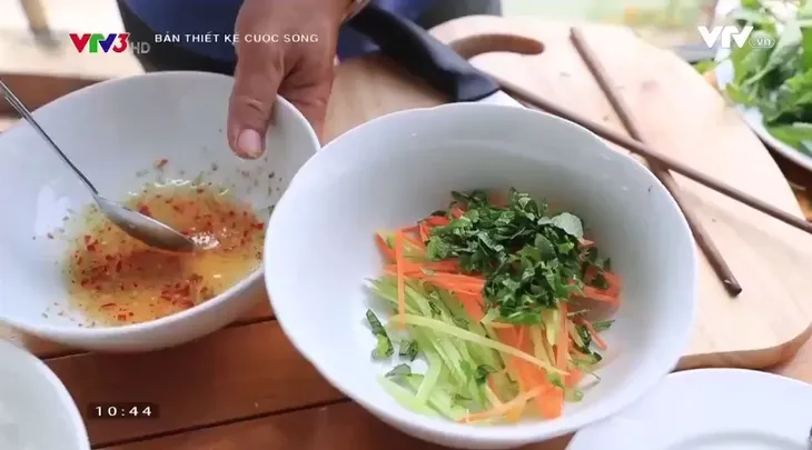 Vua đầu bếp Ngô Thanh Hòa trổ tài làm món bò cuốn lá lốt ngon miễn chê - Ảnh 6. Vua đầu bếp Ngô Thanh Hòa trổ tài làm món bò cuốn lá lốt ngon miễn chê - Ảnh 6.