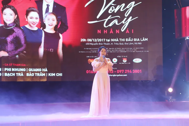 Dàn ca sĩ nổi tiếng góp giọng vì người nghèo nối dài Vòng tay nhân ái - Ảnh 2. Dàn ca sĩ nổi tiếng góp giọng vì người nghèo nối dài Vòng tay nhân ái - Ảnh 2.