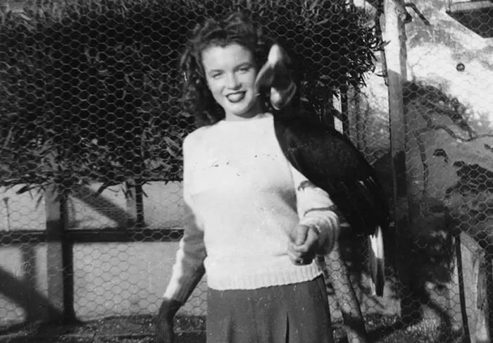 Những hình ảnh hé lộ về thời thơ ấu và niên thiếu của Marilyn Monroe - Ảnh 8. Những hình ảnh hé lộ về thời thơ ấu và niên thiếu của Marilyn Monroe - Ảnh 8.