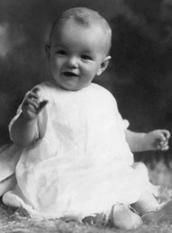 Những hình ảnh hé lộ về thời thơ ấu và niên thiếu của Marilyn Monroe - Ảnh 1. Những hình ảnh hé lộ về thời thơ ấu và niên thiếu của Marilyn Monroe - Ảnh 1.