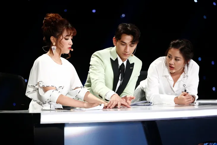 Vietnam Idol Kids 2017: Cô bé khiếm thị Minh Hiền khiến giám khảo lặng người khi hát về mẹ - Ảnh 10. Vietnam Idol Kids 2017: Cô bé khiếm thị Minh Hiền khiến giám khảo lặng người khi hát về mẹ - Ảnh 10.