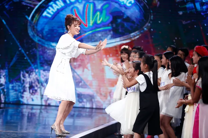 Vietnam Idol Kids 2017: Cô bé khiếm thị Minh Hiền khiến giám khảo lặng người khi hát về mẹ - Ảnh 9. Vietnam Idol Kids 2017: Cô bé khiếm thị Minh Hiền khiến giám khảo lặng người khi hát về mẹ - Ảnh 9.