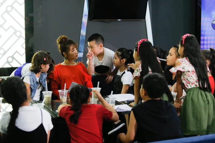Ngồi ghế nóng Vietnam Idol Kids, Bích Phương cũng có lúc tưng tửng như thế này! - Ảnh 7. Ngồi ghế nóng Vietnam Idol Kids, Bích Phương cũng có lúc tưng tửng như thế này! - Ảnh 7.