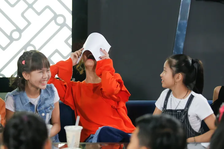 Ngồi ghế nóng Vietnam Idol Kids, Bích Phương cũng có lúc tưng tửng như thế này! - Ảnh 4. Ngồi ghế nóng Vietnam Idol Kids, Bích Phương cũng có lúc tưng tửng như thế này! - Ảnh 4.