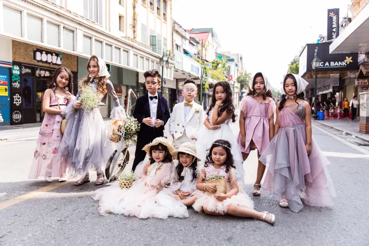 Tuần lễ thời trang quốc tế Việt Nam Thu - Đông 2017: Đa dạng cá tính thời trang trong ngày đầu “The best street style” - Ảnh 1. Tuần lễ thời trang quốc tế Việt Nam Thu - Đông 2017: Đa dạng cá tính thời trang trong ngày đầu “The best street style” - Ảnh 1.