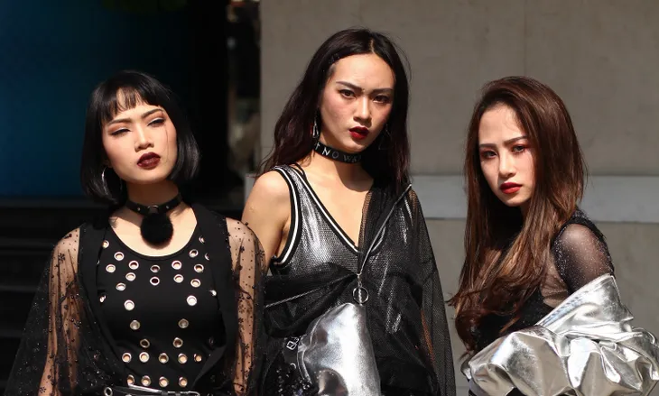 Tuần lễ thời trang quốc tế Việt Nam Thu - Đông 2017: Các tín đồ thời trang nổi loạn với màu tóc tại The best street style - Ảnh 3. Tuần lễ thời trang quốc tế Việt Nam Thu - Đông 2017: Các tín đồ thời trang nổi loạn với màu tóc tại The best street style - Ảnh 3.