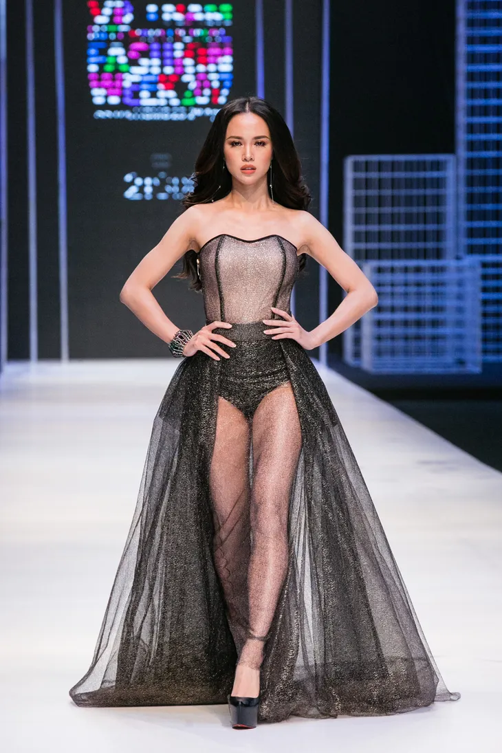 Tuần lễ thời trang quốc tế Việt Nam Xuân - Hè 2017: Mê mẩn vẻ đẹp diễm lệ nước Pháp với Dream Girls - Ảnh 14. Tuần lễ thời trang quốc tế Việt Nam Xuân - Hè 2017: Mê mẩn vẻ đẹp diễm lệ nước Pháp với Dream Girls - Ảnh 14.