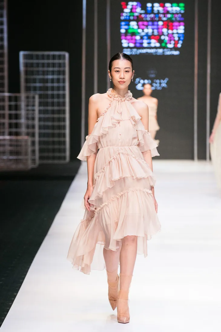 Tuần lễ thời trang quốc tế Việt Nam Xuân - Hè 2017: Mê mẩn vẻ đẹp diễm lệ nước Pháp với Dream Girls - Ảnh 16. Tuần lễ thời trang quốc tế Việt Nam Xuân - Hè 2017: Mê mẩn vẻ đẹp diễm lệ nước Pháp với Dream Girls - Ảnh 16.