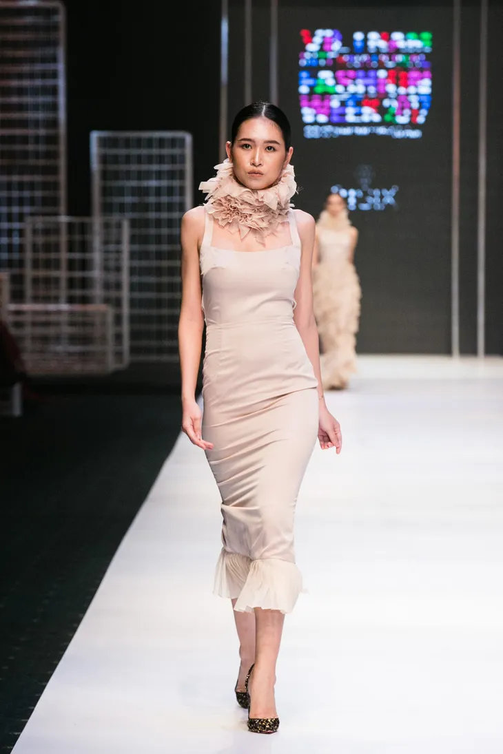 Tuần lễ thời trang quốc tế Việt Nam Xuân - Hè 2017: Mê mẩn vẻ đẹp diễm lệ nước Pháp với Dream Girls - Ảnh 18. Tuần lễ thời trang quốc tế Việt Nam Xuân - Hè 2017: Mê mẩn vẻ đẹp diễm lệ nước Pháp với Dream Girls - Ảnh 18.