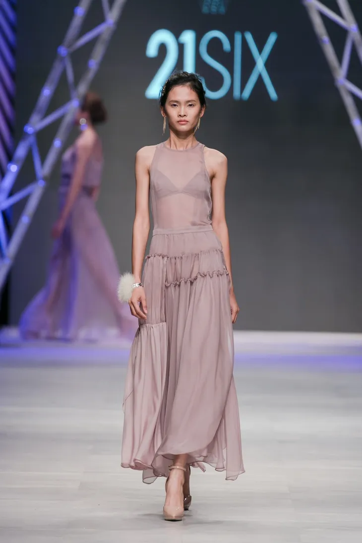 Thêm một thế giới thần tiên trên sàn catwalk Tuần lễ thời trang quốc tế Việt Nam Thu - Đông 2017 - Ảnh 1. Thêm một thế giới thần tiên trên sàn catwalk Tuần lễ thời trang quốc tế Việt Nam Thu - Đông 2017 - Ảnh 1.
