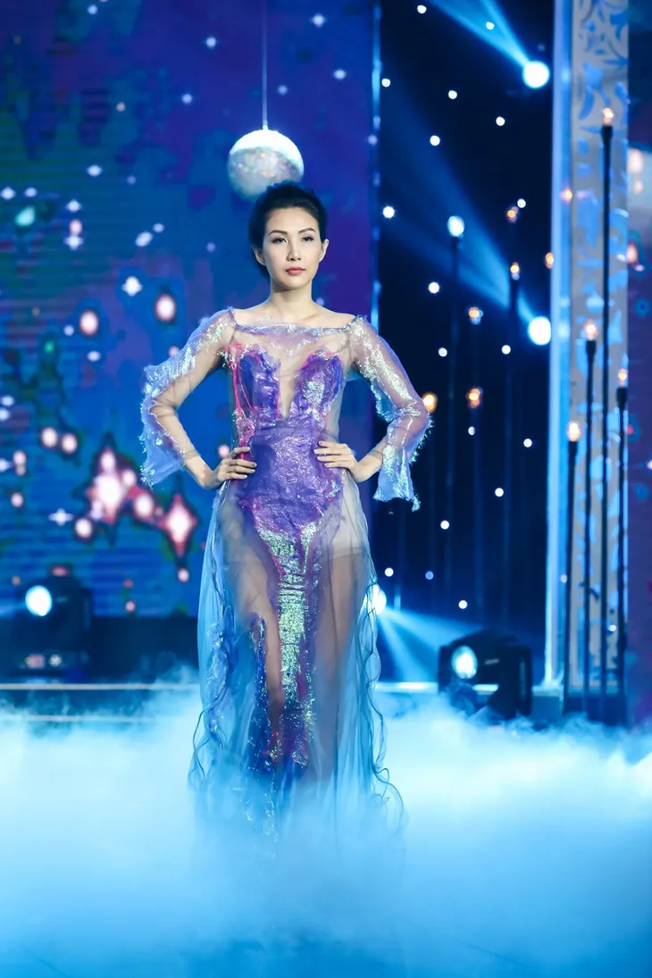 Sài Gòn đêm thứ 7: Đồng Lan vắt vẻo trên trăng, hòa mình cùng thời trang Quỳnh Paris - Ảnh 9. Sài Gòn đêm thứ 7: Đồng Lan vắt vẻo trên trăng, hòa mình cùng thời trang Quỳnh Paris - Ảnh 9.