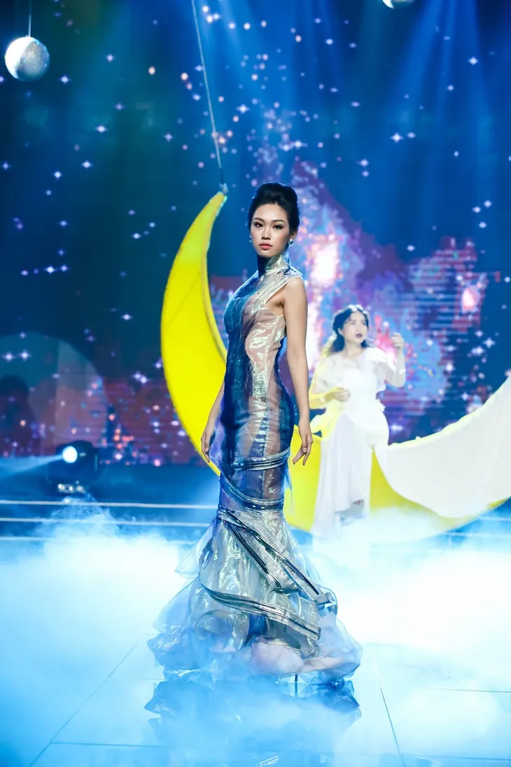 Sài Gòn đêm thứ 7: Đồng Lan vắt vẻo trên trăng, hòa mình cùng thời trang Quỳnh Paris - Ảnh 7. Sài Gòn đêm thứ 7: Đồng Lan vắt vẻo trên trăng, hòa mình cùng thời trang Quỳnh Paris - Ảnh 7.