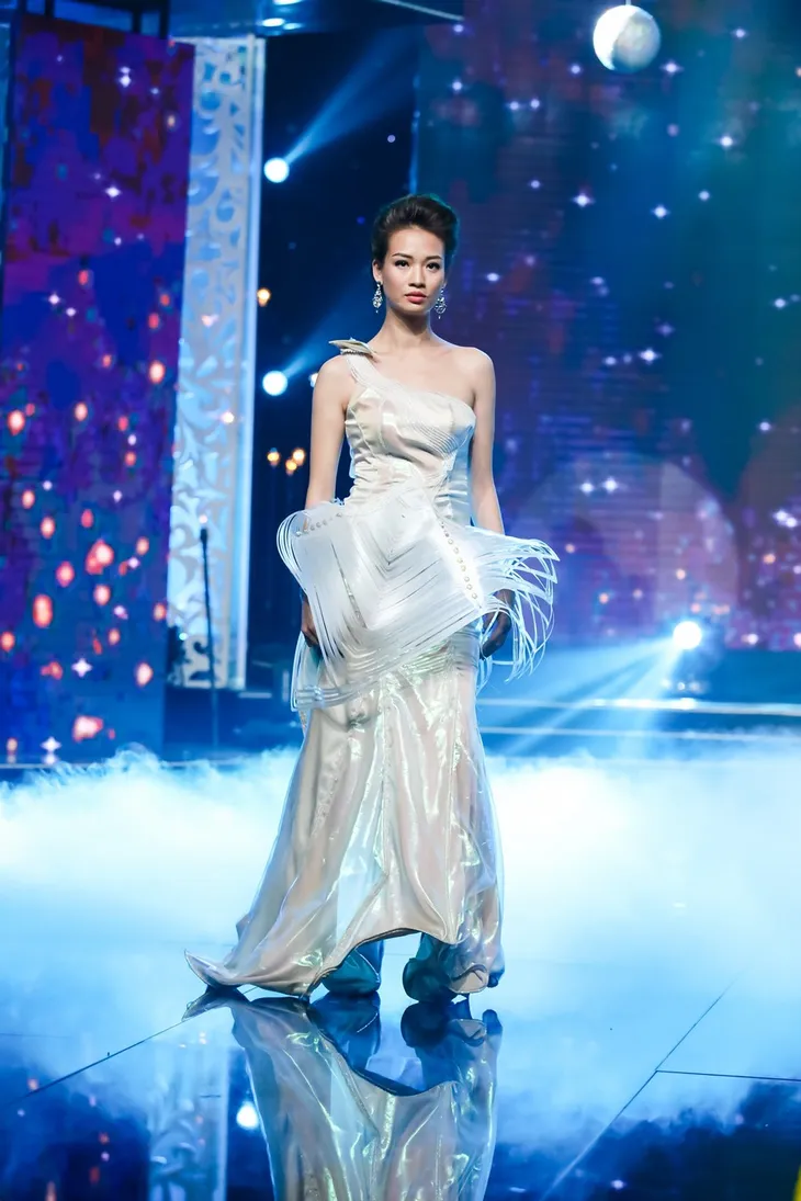 Sài Gòn đêm thứ 7: Đồng Lan vắt vẻo trên trăng, hòa mình cùng thời trang Quỳnh Paris - Ảnh 6. Sài Gòn đêm thứ 7: Đồng Lan vắt vẻo trên trăng, hòa mình cùng thời trang Quỳnh Paris - Ảnh 6.