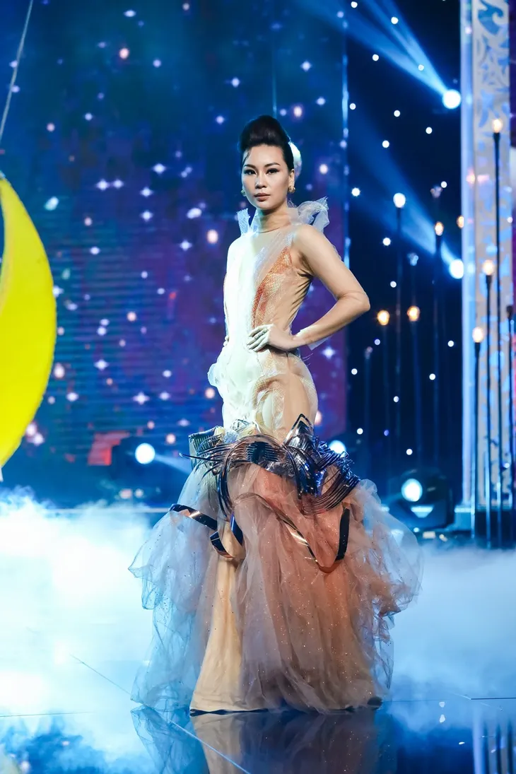 Sài Gòn đêm thứ 7: Đồng Lan vắt vẻo trên trăng, hòa mình cùng thời trang Quỳnh Paris - Ảnh 5. Sài Gòn đêm thứ 7: Đồng Lan vắt vẻo trên trăng, hòa mình cùng thời trang Quỳnh Paris - Ảnh 5.