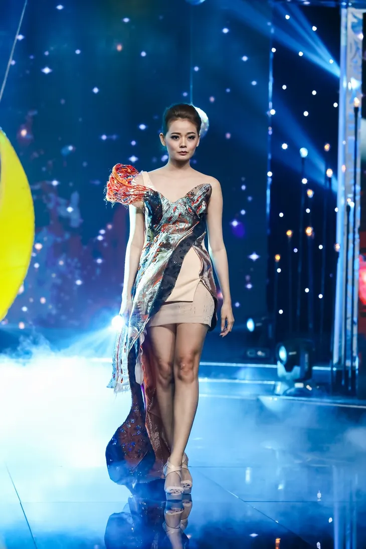 Sài Gòn đêm thứ 7: Đồng Lan vắt vẻo trên trăng, hòa mình cùng thời trang Quỳnh Paris - Ảnh 4. Sài Gòn đêm thứ 7: Đồng Lan vắt vẻo trên trăng, hòa mình cùng thời trang Quỳnh Paris - Ảnh 4.